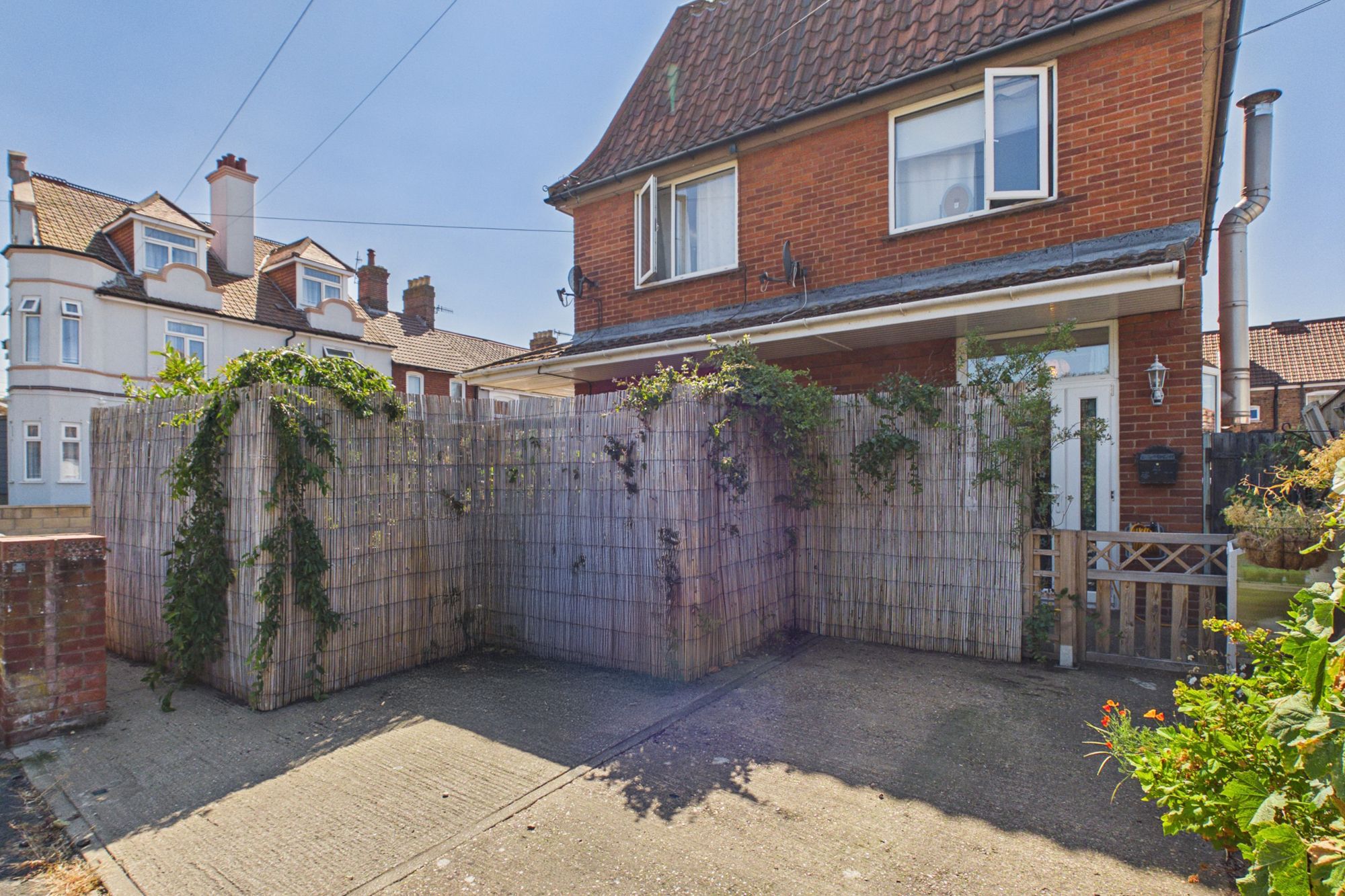 flat for sale in Cliff Road